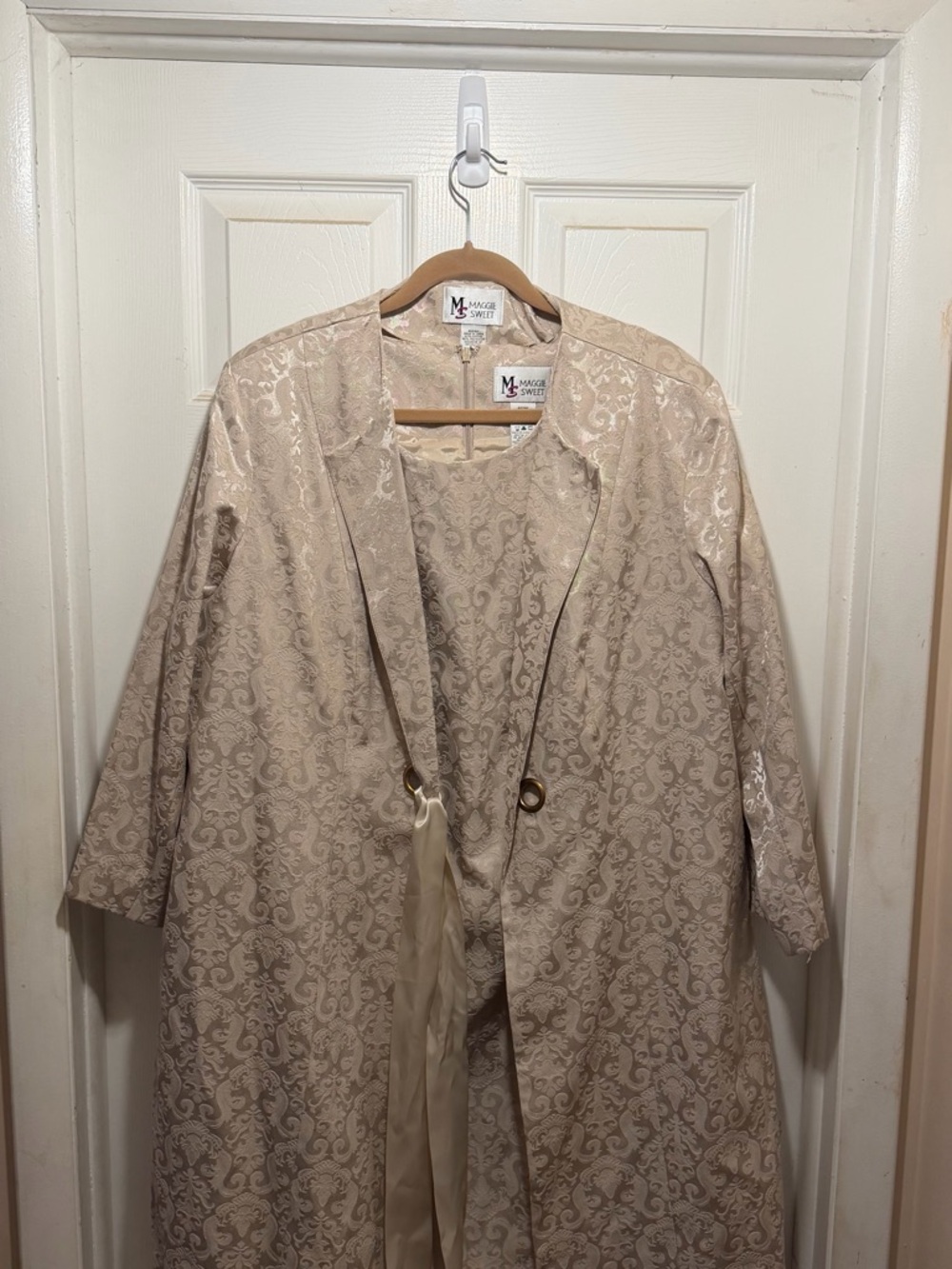 Elegant Cream Brocade Robe with Tie Closure